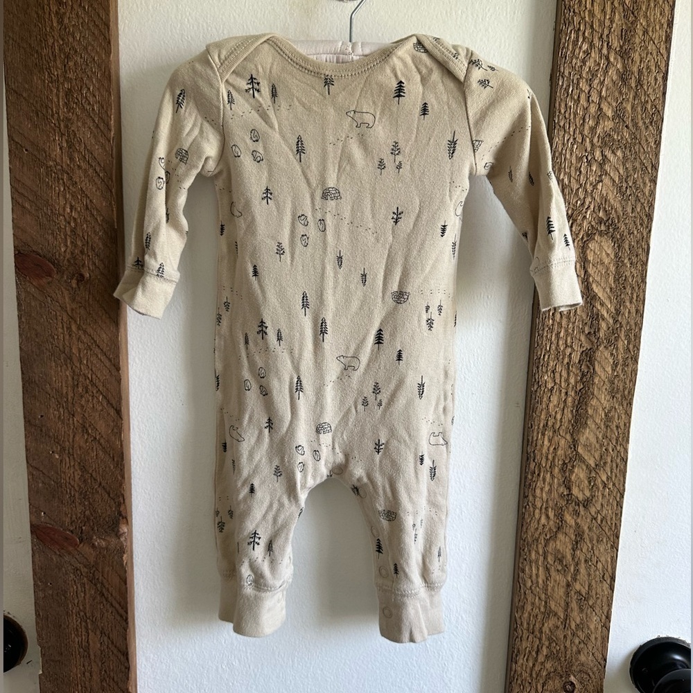 Carter’s Forest Ultra Soft Long Sleeve Romper Baby Boy 6
months
Guc